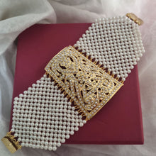 Load image into Gallery viewer, Jadau &quot;Veda&quot; Handcuff
