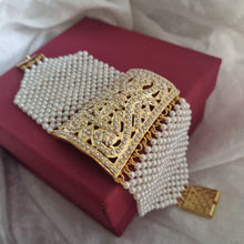 Load image into Gallery viewer, Jadau &quot;Veda&quot; Handcuff
