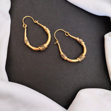 Load image into Gallery viewer, &quot;Zoe&quot; Hoop Earrings
