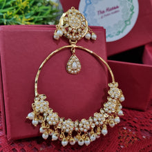 Load image into Gallery viewer, Jadau &quot;Chandbali&quot; Earrings - White
